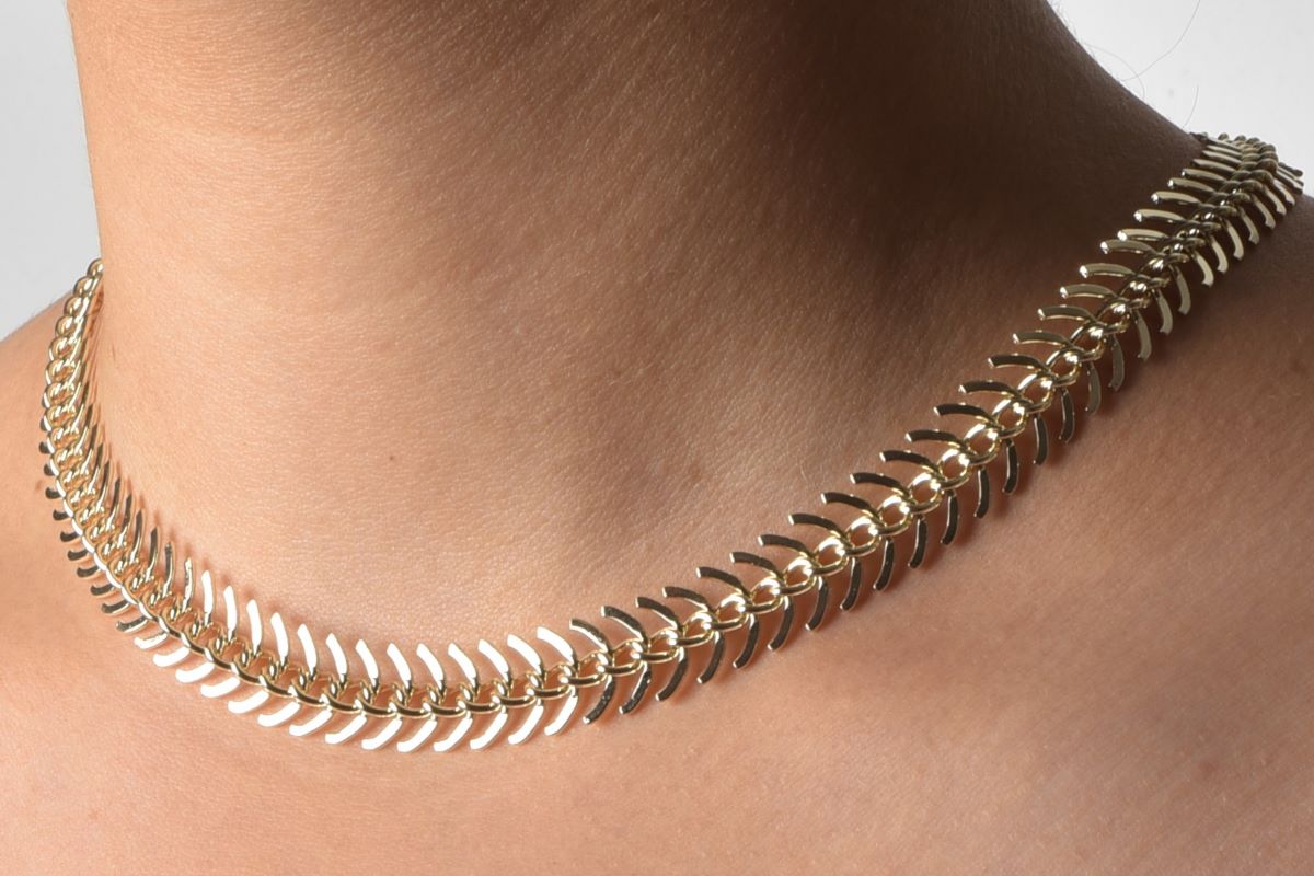 "Quintessa halskjede i slitesterkt stål med gylden finish, 40 cm langt, elegant smykke for enhver anledning."