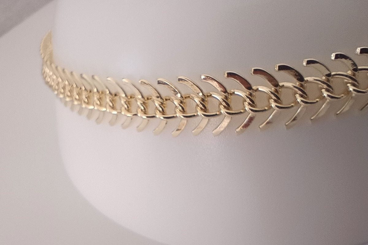 "Quintessa halskjede i slitesterkt stål med gylden finish, 40 cm langt, elegant smykke for enhver anledning."