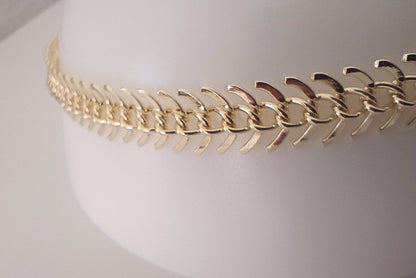 "Quintessa halskjede i slitesterkt stål med gylden finish, 40 cm langt, elegant smykke for enhver anledning."