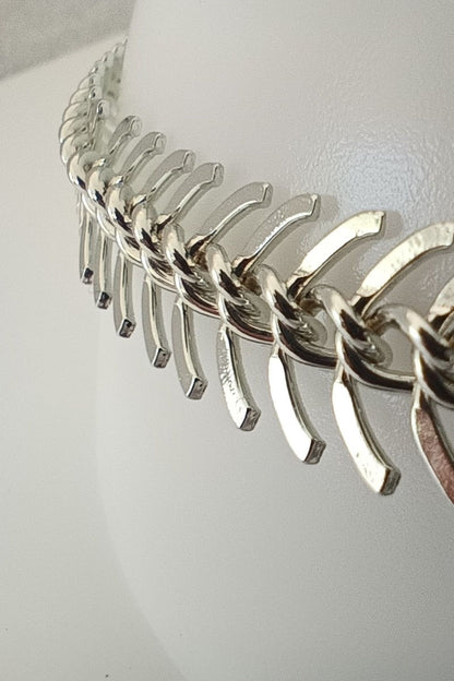 "Quintessa kjede i 40 cm sølvbelagt slitesterkt stål, elegant smykke for enhver anledning."
