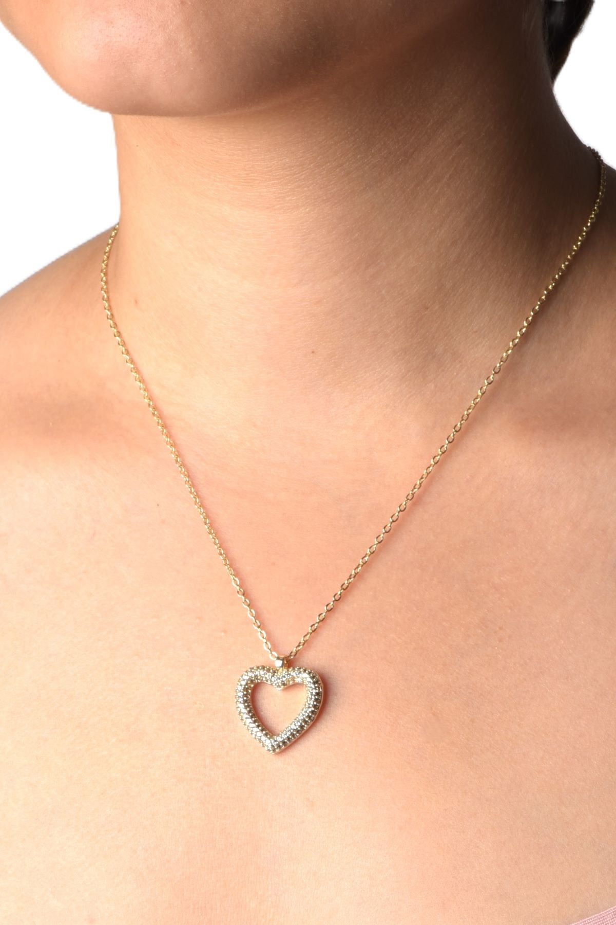 Serenity-hjerte halskjede i gull med zirkonstein, 2,5 cm anheng og justerbar kjedelengde 44 cm + 5 cm.
