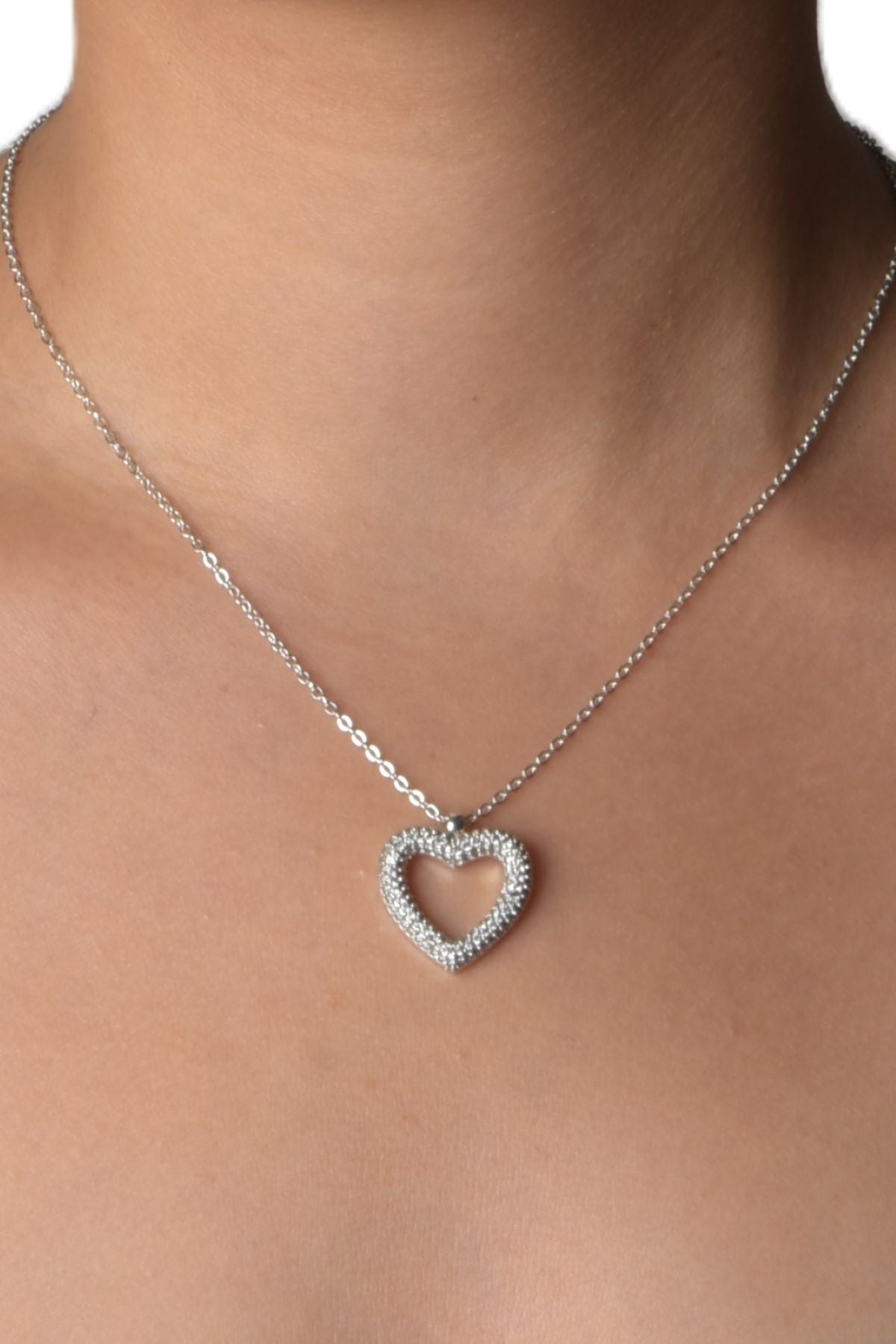 Serenity-hjerte halskjede i sølvfarget stål med zirkonstein, 2,5 cm anheng og justerbar kjedelengde 44 cm + 5 cm
