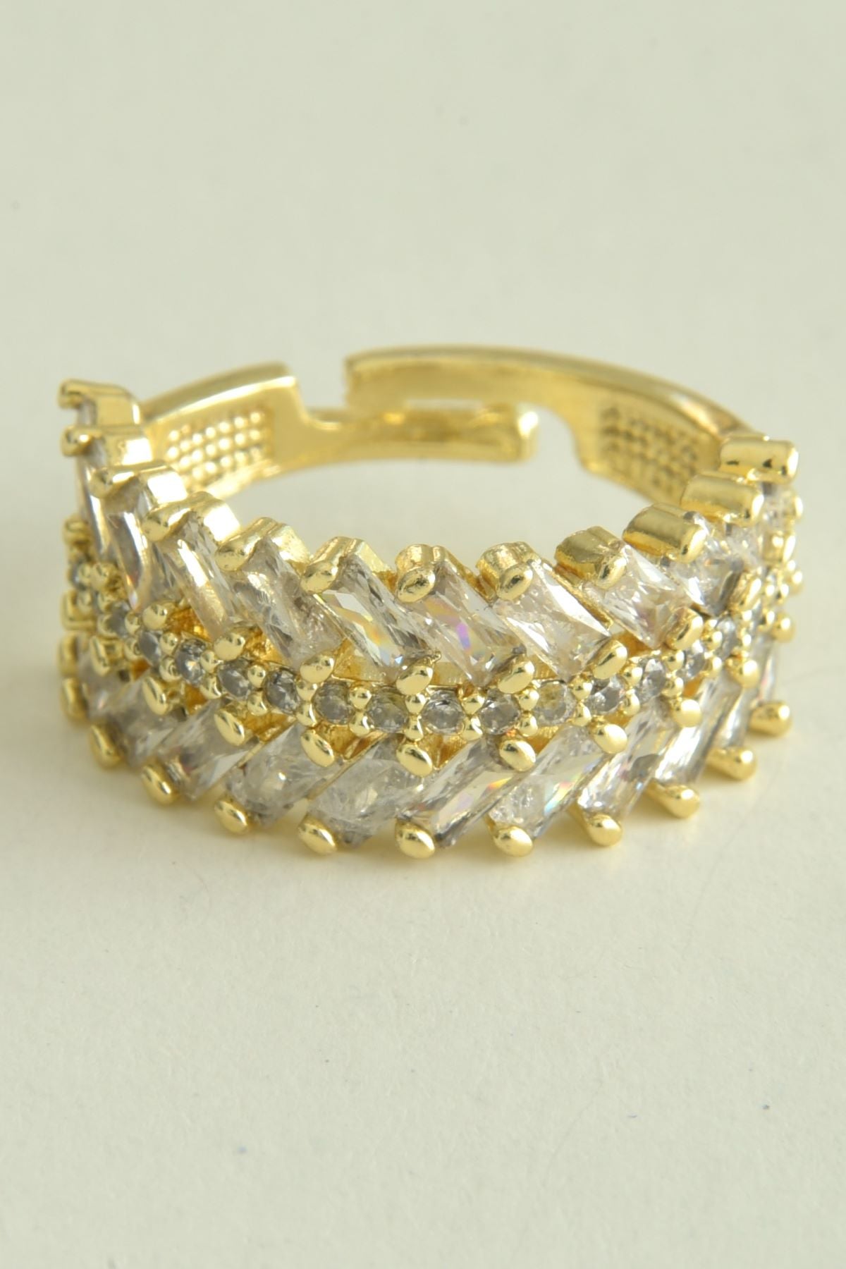 Shein gullfarget ring laget av stål.