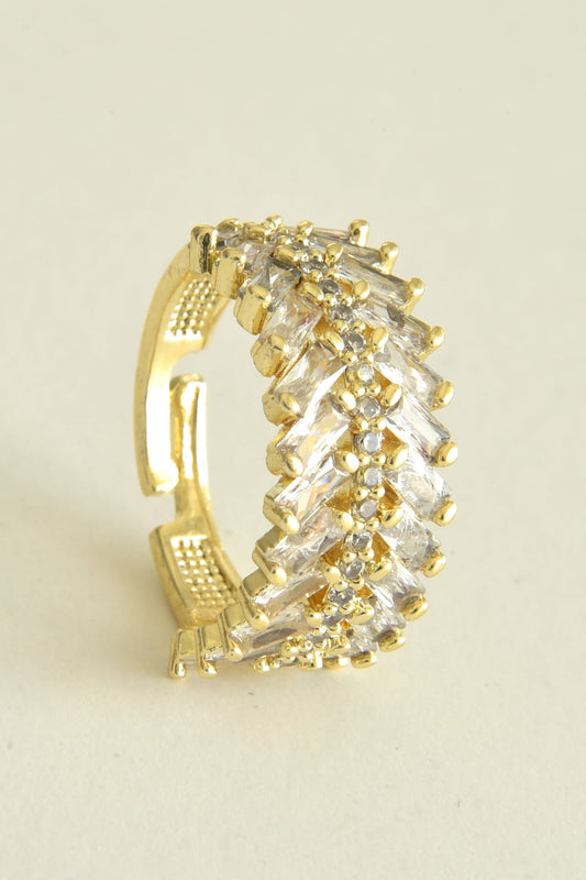 Shein gullfarget ring laget av stål.