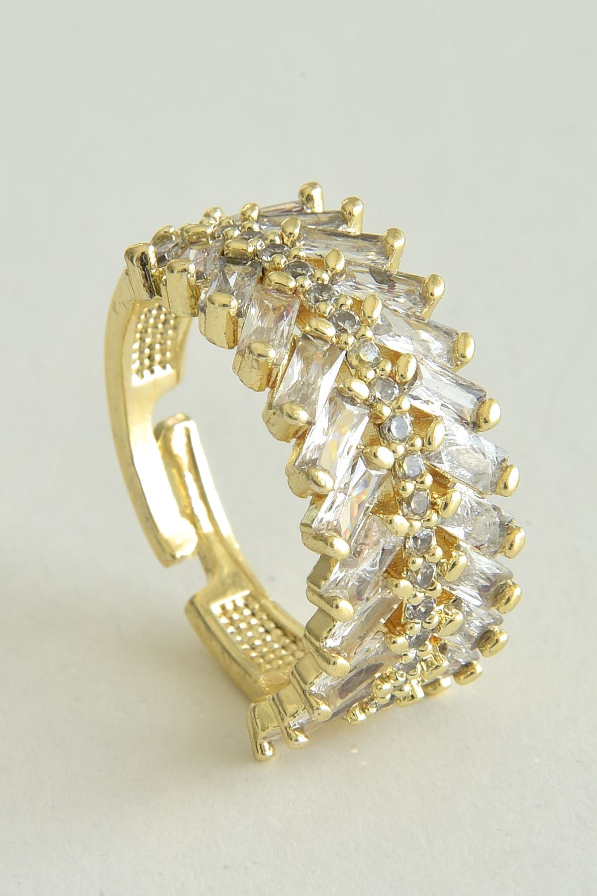 Shein gullfarget ring laget av stål.