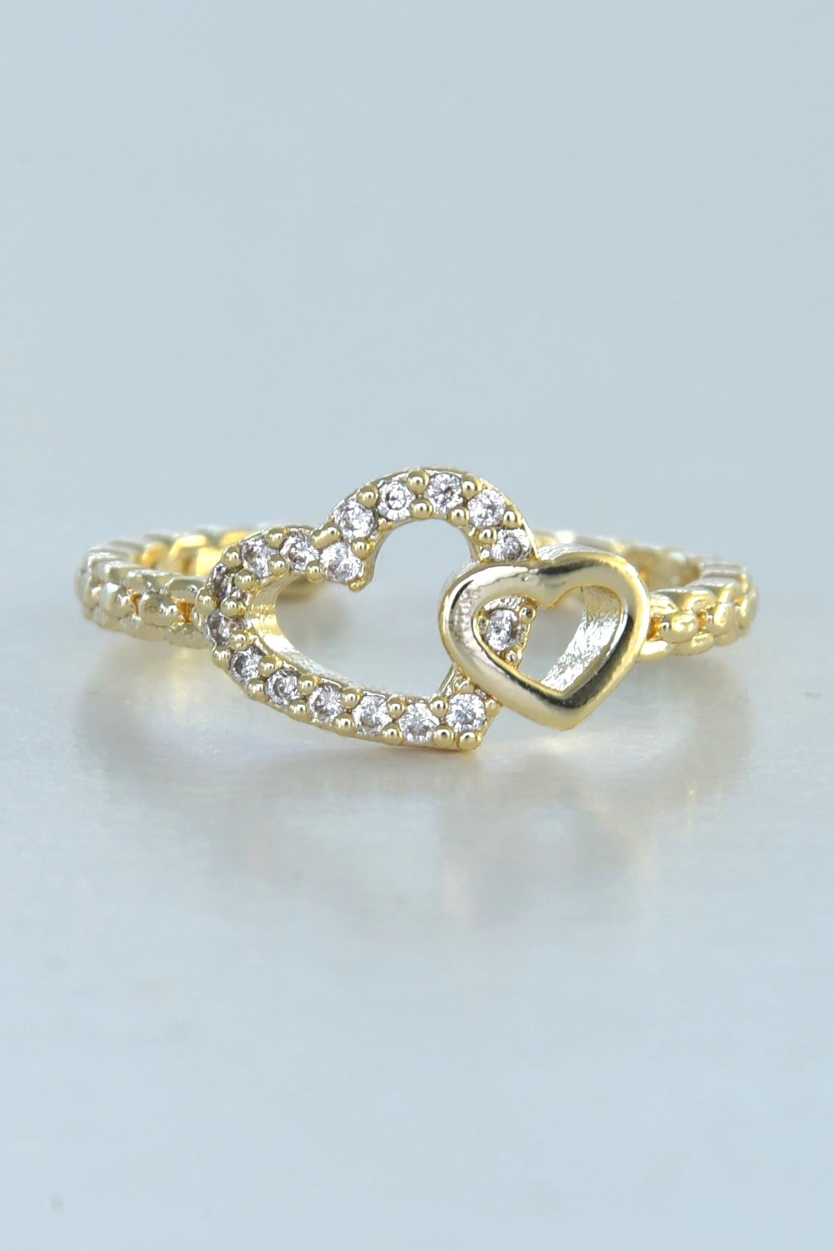 Tvillinghjerte-ring i gullfarge, laget av stål