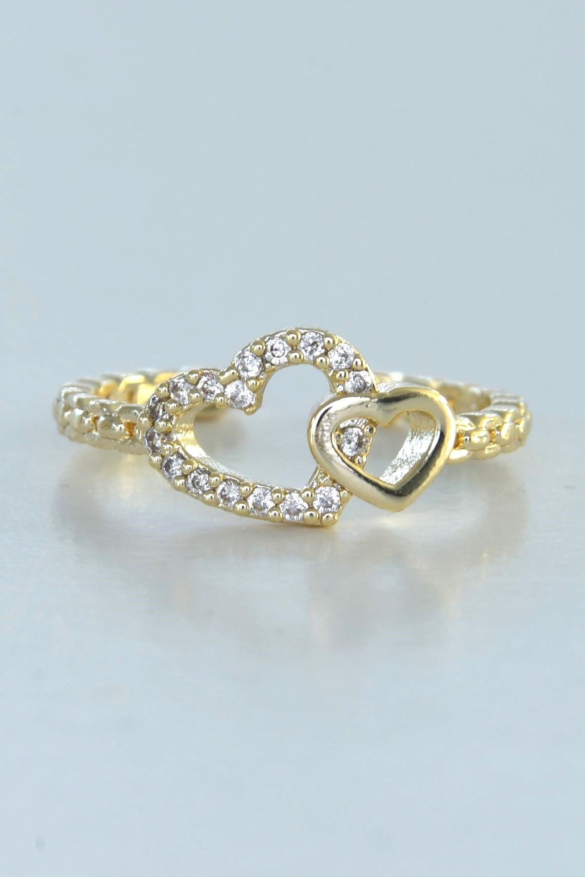 Tvillinghjerte-ring i gullfarge, laget av stål