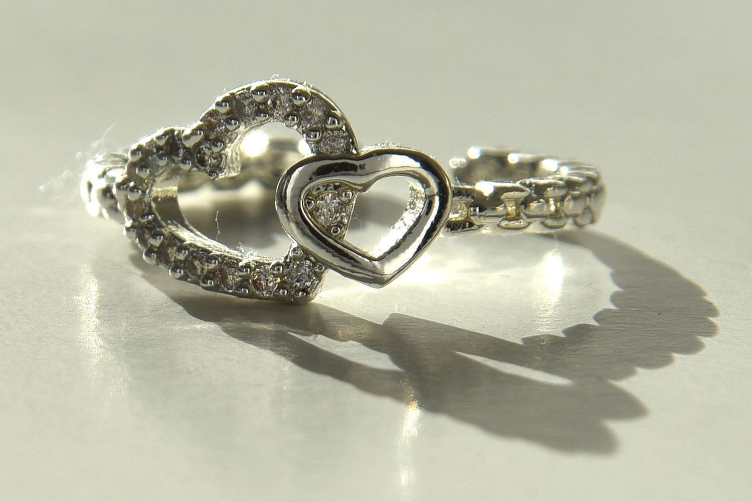 Tvillinghjerte-ring i sølvfarge, laget av stål