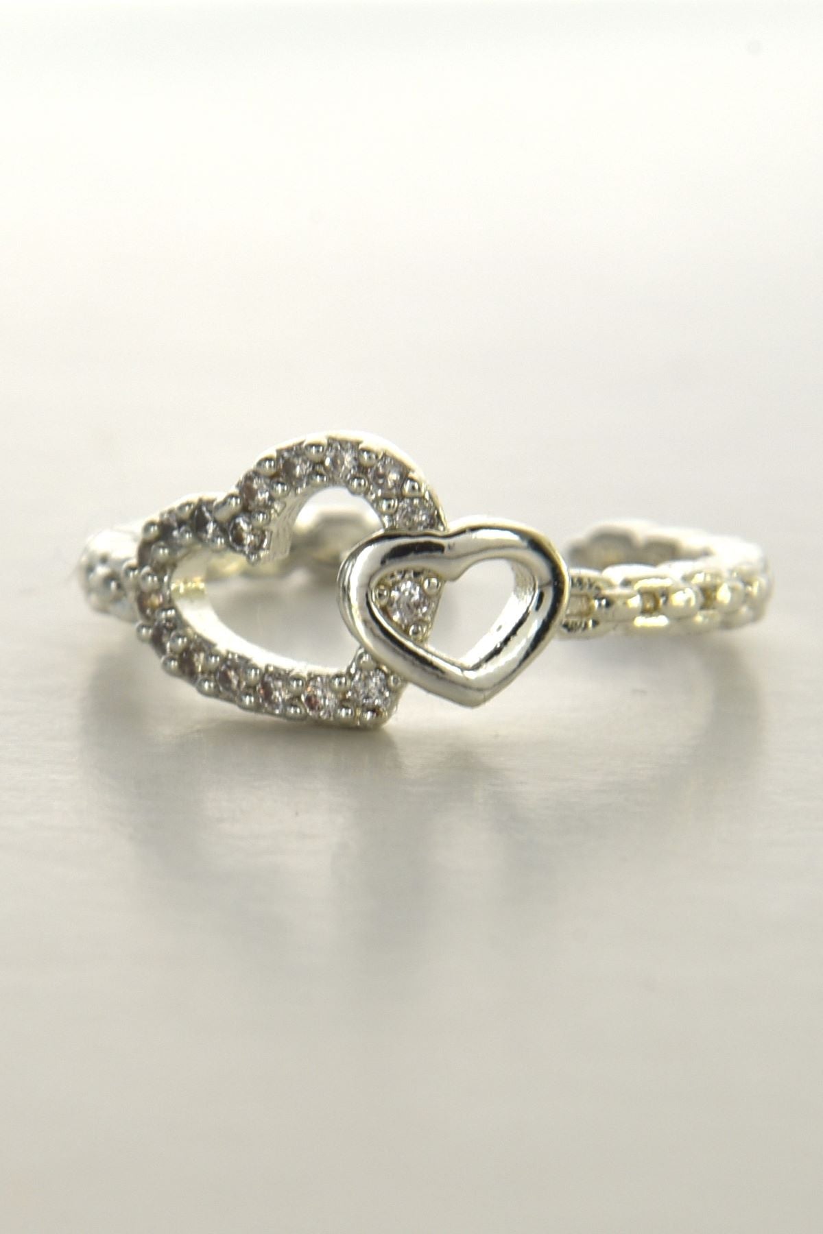 Tvillinghjerte-ring i sølvfarge, laget av stål