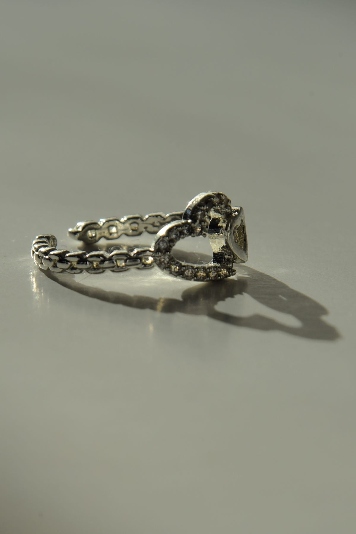 Tvillinghjerte-ring i sølvfarge, laget av stål