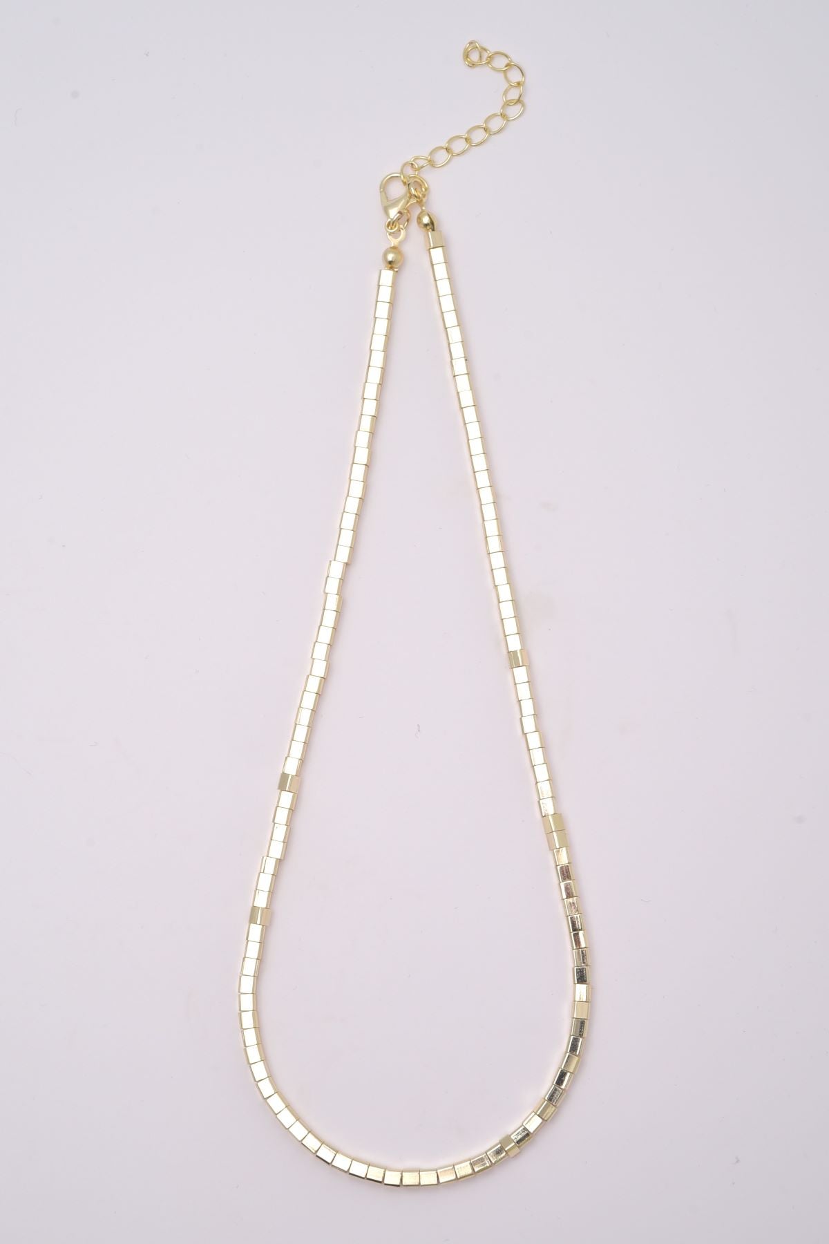 "Zenia kjede i gullfarget stål, 40 cm + 5 cm, elegant og justerbart smykke."