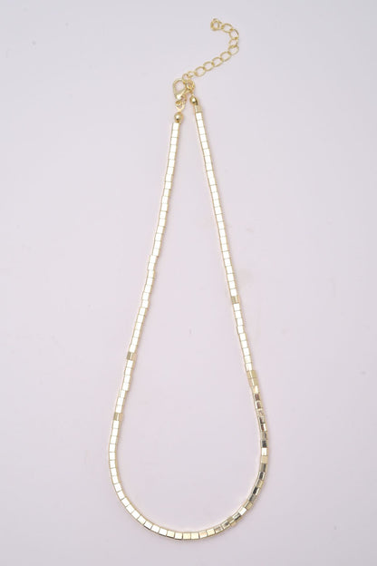 "Zenia kjede i gullfarget stål, 40 cm + 5 cm, elegant og justerbart smykke."