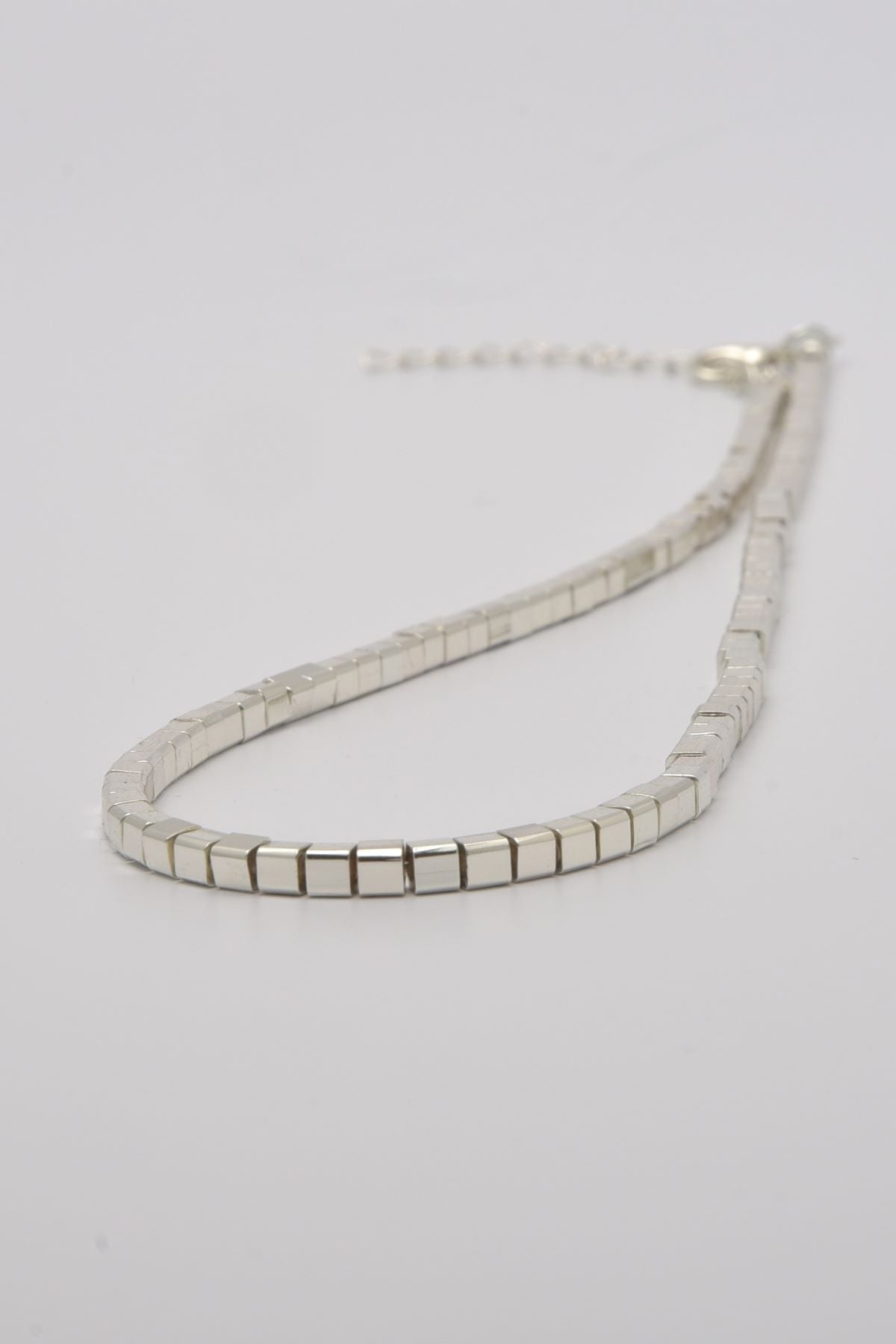 "Zenia sølvfarget kjede, 40 cm + 5 cm, moderne og justerbart stålsmykke."