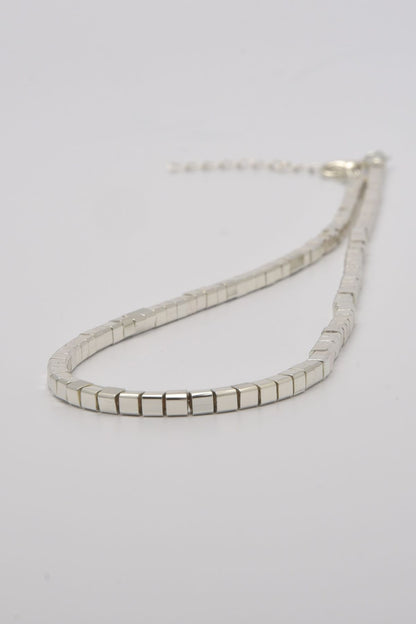 "Zenia sølvfarget kjede, 40 cm + 5 cm, moderne og justerbart stålsmykke."